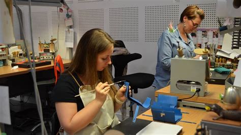 Eure : Hermès inaugure son unité de maroquinerie .